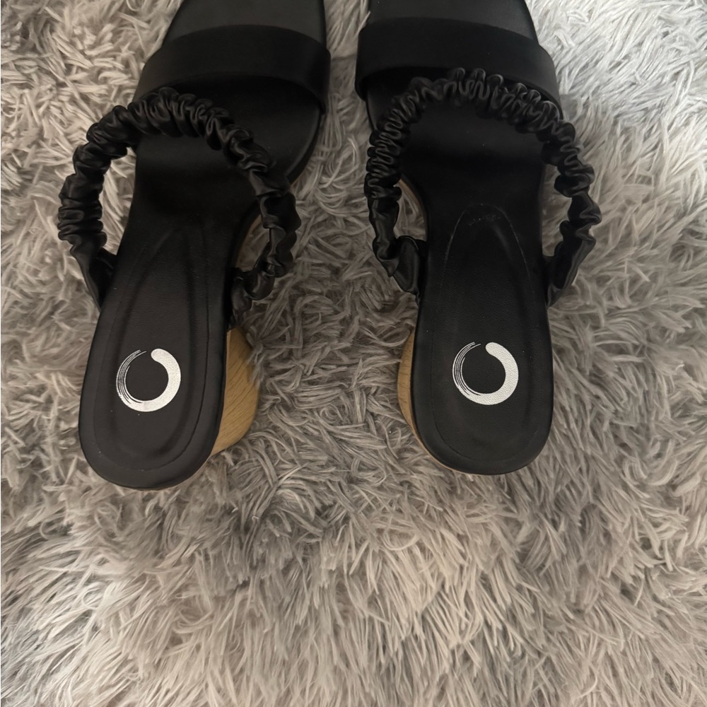Elegant Black Women's Sandals with Ruched Strap